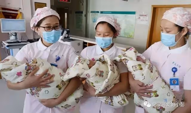 孕婦艱難產下3胞胎,婆婆卻在產房外大罵,丈夫一氣之下提出離婚