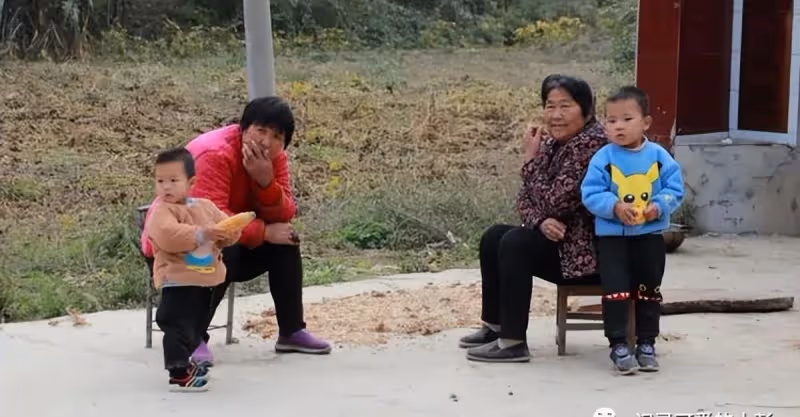 3歲孫子膽小怕事不敢坐，奶奶掀開孫子衣服發現古怪，直接報警了