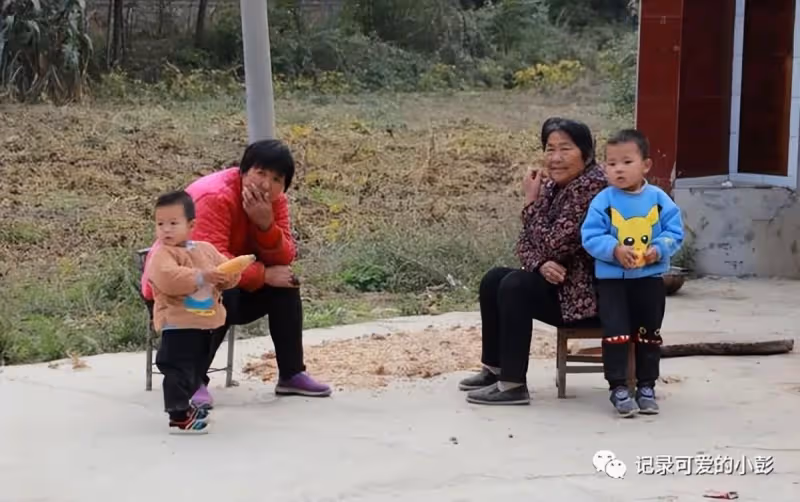 3歲孫子膽小怕事不敢坐,奶奶掀開孫子衣服發現古怪,直接報警了