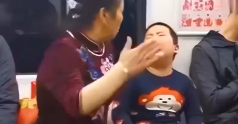 4歲孫子在商場打碎香水，被奶奶打斷鼻骨，如今11歲從不看望奶奶