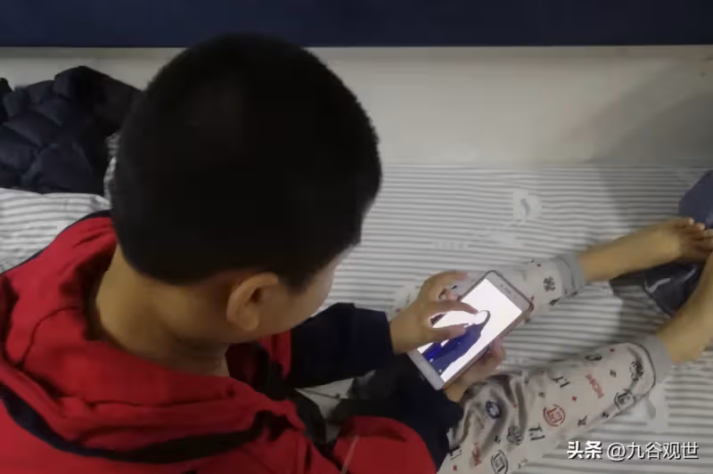 4歲孫子在商場打碎香水,被奶奶打斷鼻骨,如今11歲從不看望奶奶
