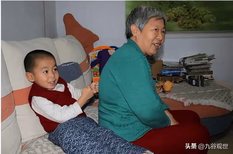 4歲孫子在商場打碎香水,被奶奶打斷鼻骨,如今11歲從不看望奶奶