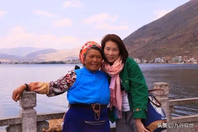 55歲阿姨,退休後旅遊半個月花17萬,半年後回家,被兒媳趕出家門