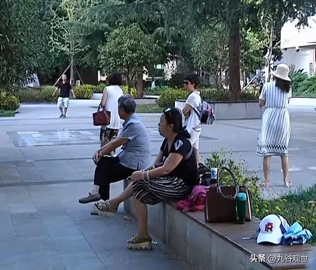 55歲阿姨,退休後旅遊半個月花17萬,半年後回家,被兒媳趕出家門
