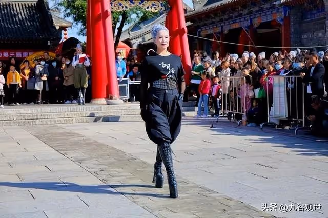 55歲阿姨,退休後旅遊半個月花17萬,半年後回家,被兒媳趕出家門
