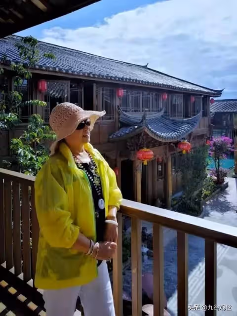 55歲阿姨,退休後旅遊半個月花17萬,半年後回家,被兒媳趕出家門