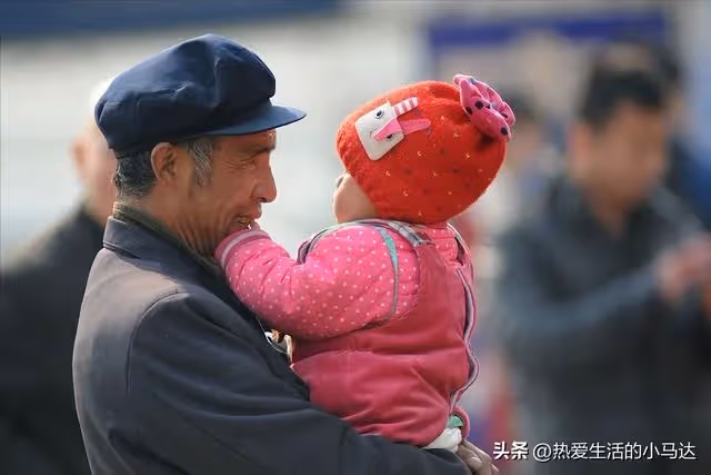 在我家寄宿兩年的表弟,考上大學後10年沒聯繫,如今卻突然找到我