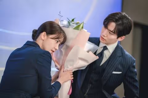 《歡迎來到王之國》公開雙人劇照:李俊昊怒視→甜笑摟腰,釋出的潤娥版爆笑預告「喜劇女神」的再挑戰~