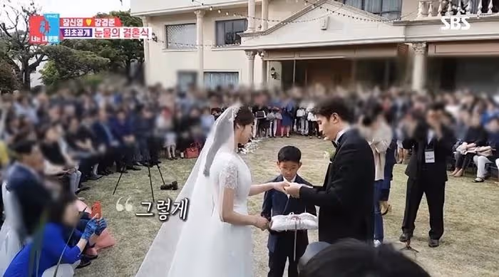 韓女星婚禮上,帶著前夫的12歲兒子,如今她與丈夫慶祝結婚5周年