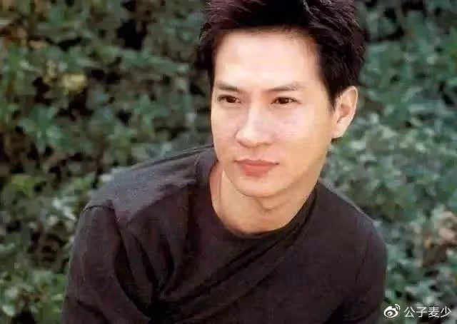 他是娛樂圈最乾淨的男星,和初戀相伴30年零緋聞,年過半百仍似初戀