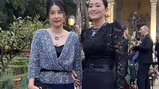 鞏俐與郭晶晶同框現身！罕見主動屈膝挽手，後者採訪拘謹顯尷尬
