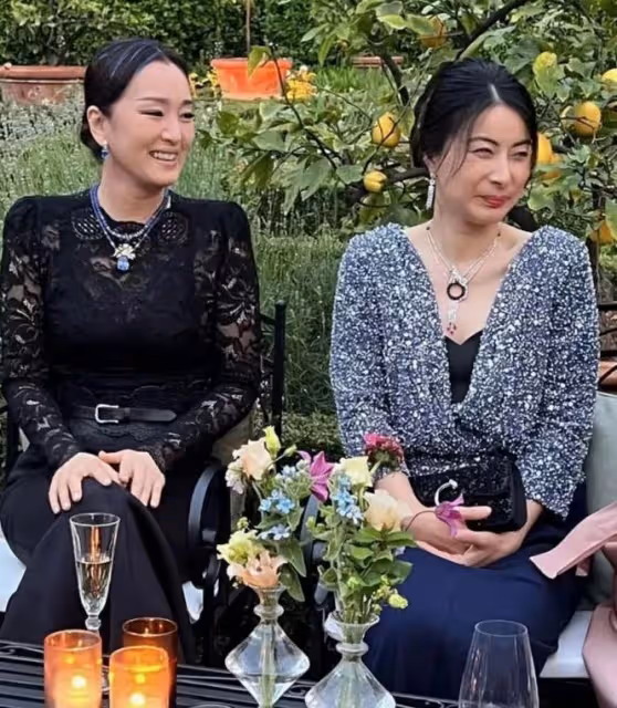 鞏俐與郭晶晶同框現身!罕見主動屈膝挽手,後者採訪拘謹顯尷尬