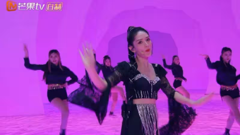 選擇曾可妮是有原因的，她的舞蹈方面很厲害，謝娜稱其為軍師