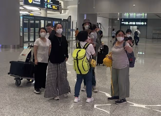 機場偶遇向佐一家，郭碧婷肚子凸起疑懷三胎，兒子正臉曝光眼睛大
