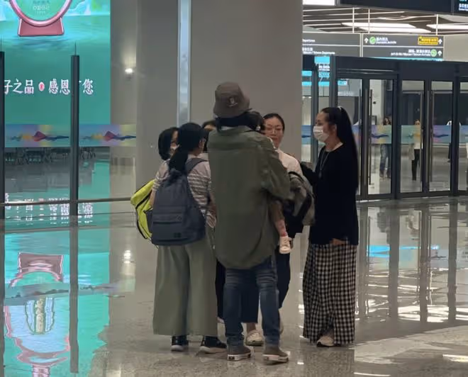 機場偶遇向佐一家，郭碧婷肚子凸起疑懷三胎，兒子正臉曝光眼睛大