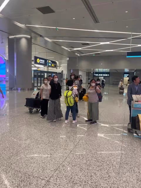 機場偶遇向佐一家，郭碧婷肚子凸起疑懷三胎，兒子正臉曝光眼睛大
