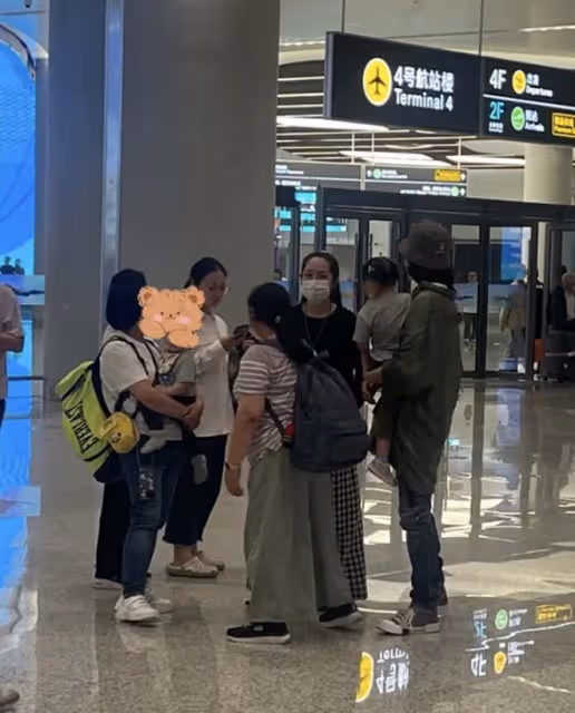 機場偶遇向佐一家，郭碧婷肚子凸起疑懷三胎，兒子正臉曝光眼睛大