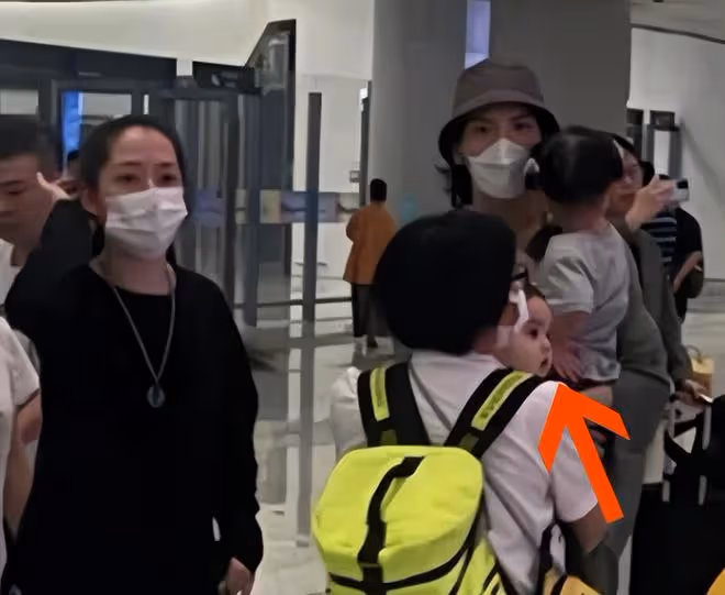 機場偶遇向佐一家，郭碧婷肚子凸起疑懷三胎，兒子正臉曝光眼睛大