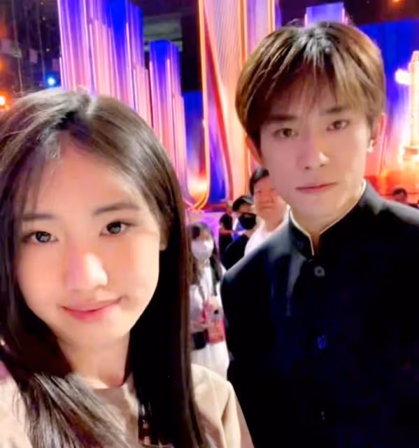 馮小剛養女被眾星寵愛，顏值大變疑整容，美醜逆襲勝過親生女兒！
