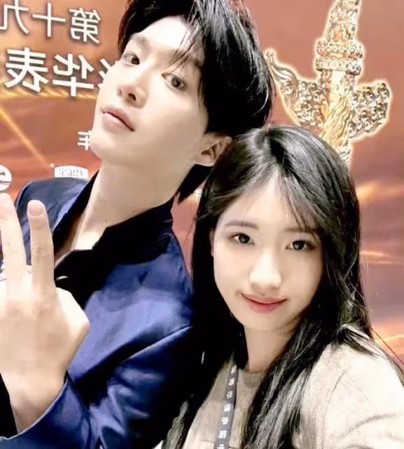 馮小剛養女被眾星寵愛，顏值大變疑整容，美醜逆襲勝過親生女兒！