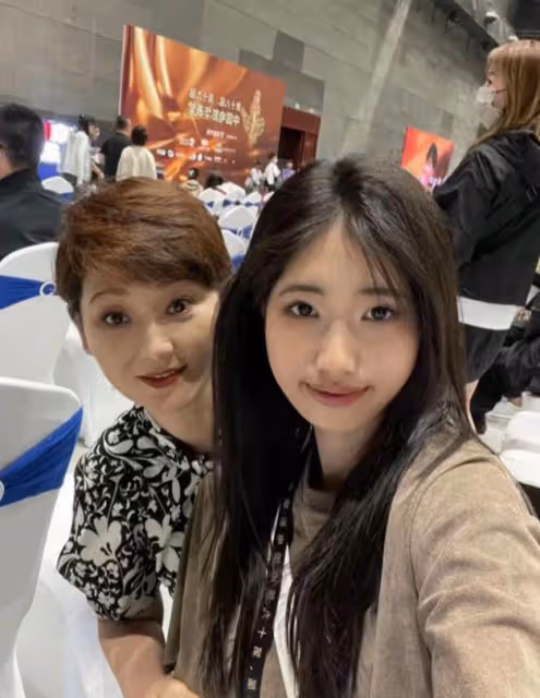 馮小剛養女被眾星寵愛，顏值大變疑整容，美醜逆襲勝過親生女兒！