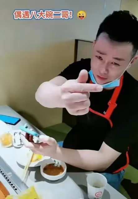 八大碗二哥不雅視頻後續:帳號被封禁作品被刪,仨女兒也受到牽連