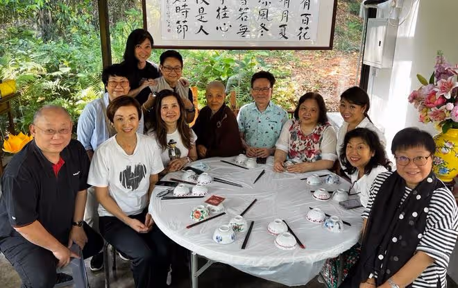 傅明憲上山禮佛吃素!63歲女星削髮為尼後罕露面,息影多年變化大