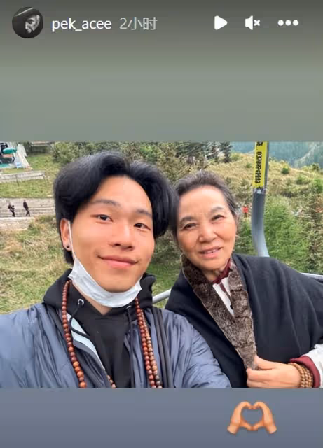 陳坤兒子曬家人合影!戴佛珠黝黑壯實愈發像爸,長居國外生活優渥