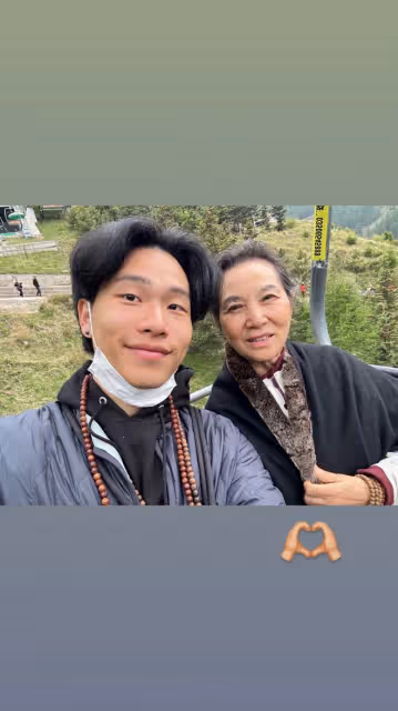 陳坤兒子曬家人合影!戴佛珠黝黑壯實愈發像爸,長居國外生活優渥