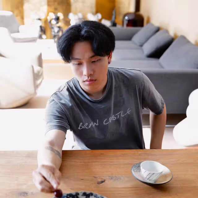 陳坤兒子曬家人合影!戴佛珠黝黑壯實愈發像爸,長居國外生活優渥