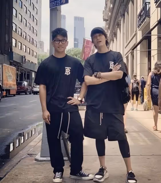陳坤兒子曬家人合影!戴佛珠黝黑壯實愈發像爸,長居國外生活優渥