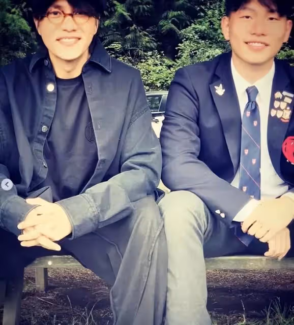 陳坤兒子曬家人合影!戴佛珠黝黑壯實愈發像爸,長居國外生活優渥
