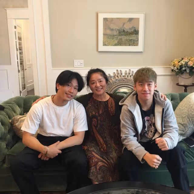 陳坤兒子曬家人合影!戴佛珠黝黑壯實愈發像爸,長居國外生活優渥