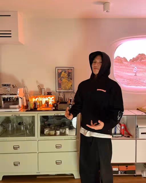 陳坤兒子曬家人合影!戴佛珠黝黑壯實愈發像爸,長居國外生活優渥