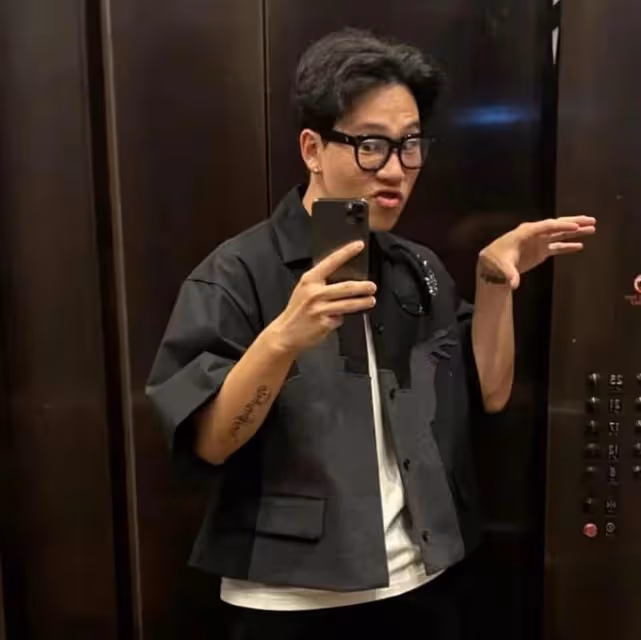 陳坤兒子曬家人合影!戴佛珠黝黑壯實愈發像爸,長居國外生活優渥