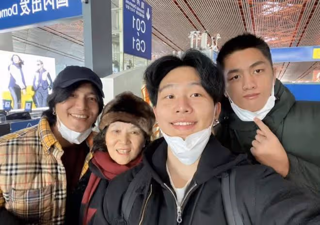陳坤兒子曬家人合影!戴佛珠黝黑壯實愈發像爸,長居國外生活優渥