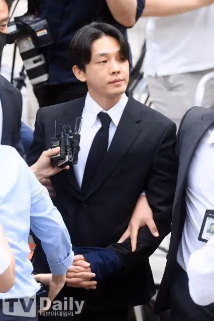 影帝跌下神壇!還被群眾扔瓶…..