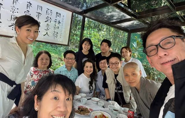 香港知名女星近照顯滄桑,身材消瘦黑眼圈重,看破紅塵出家多年