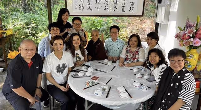 香港知名女星近照顯滄桑,身材消瘦黑眼圈重,看破紅塵出家多年