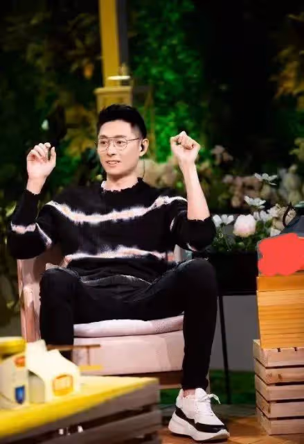 張嘉倪分手後就沒吃過晚飯？買超約會被拍嘲笑網友：別和傻子生氣