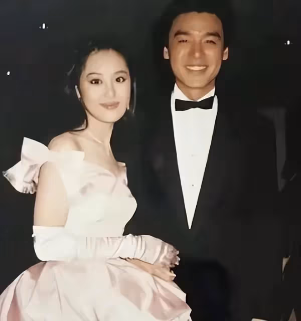 直播6小時賣貨6個億,與鍾鎮濤離婚24年後,敗家名媛章小蕙又紅了