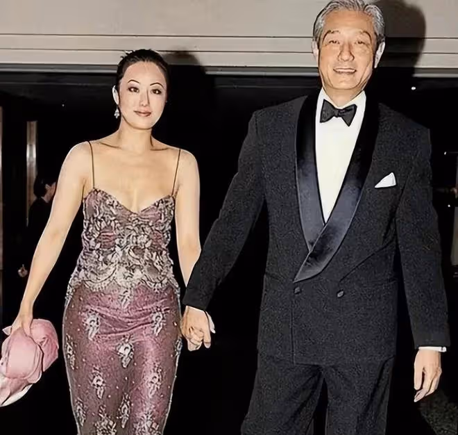 直播6小時賣貨6個億,與鍾鎮濤離婚24年後,敗家名媛章小蕙又紅了