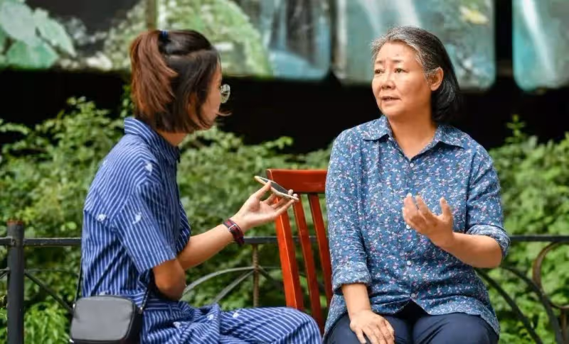 微胖的中年女人應該穿得簡約，還是花哨？薩日娜的搭配方式很高級