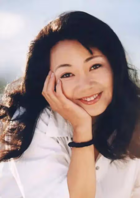 微胖的中年女人應該穿得簡約，還是花哨？薩日娜的搭配方式很高級