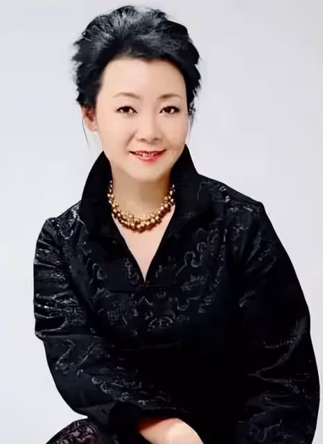 微胖的中年女人應該穿得簡約，還是花哨？薩日娜的搭配方式很高級