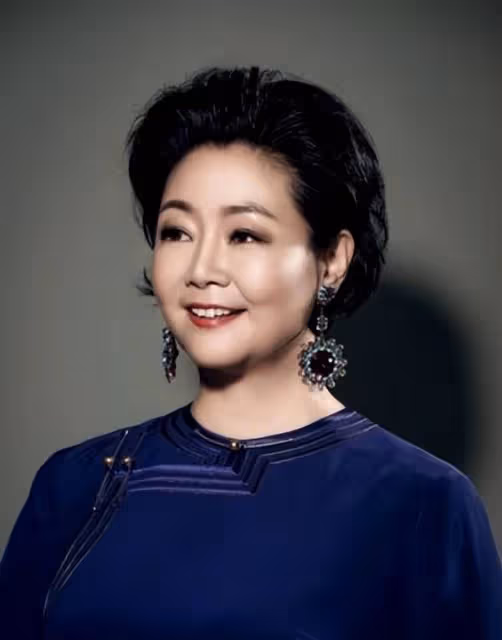 微胖的中年女人應該穿得簡約，還是花哨？薩日娜的搭配方式很高級