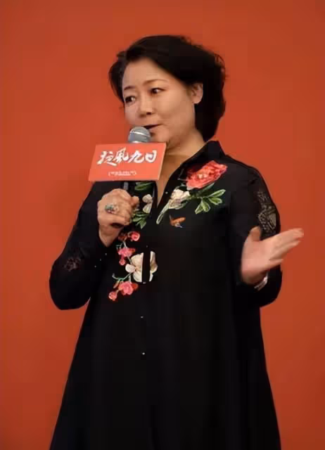 微胖的中年女人應該穿得簡約，還是花哨？薩日娜的搭配方式很高級