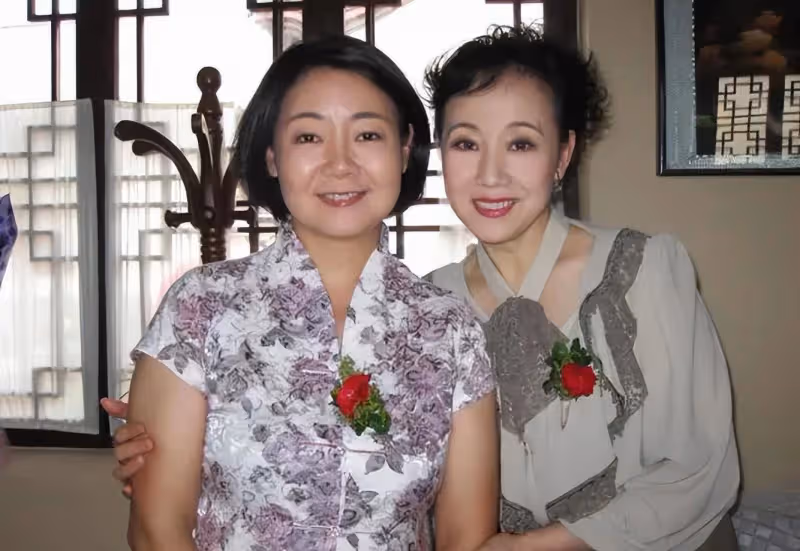 微胖的中年女人應該穿得簡約,還是花哨?薩日娜的搭配方式很高級