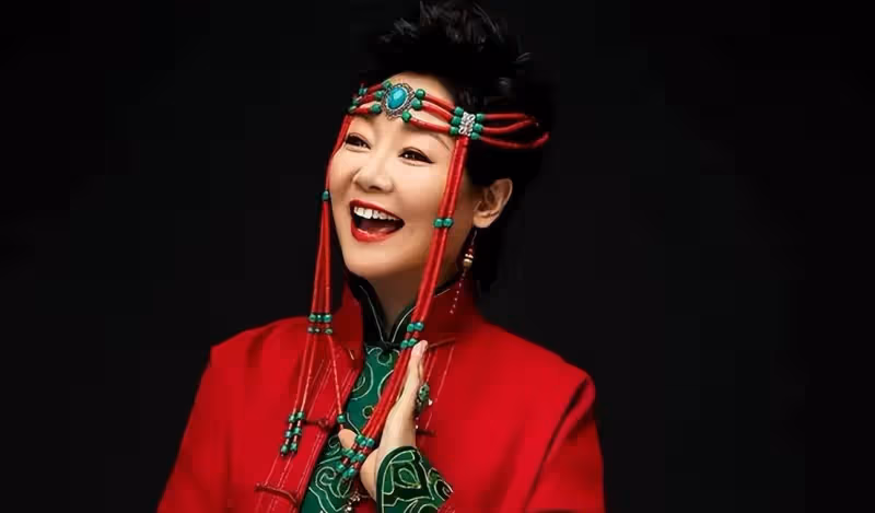 微胖的中年女人應該穿得簡約,還是花哨?薩日娜的搭配方式很高級