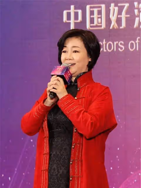 微胖的中年女人應該穿得簡約,還是花哨?薩日娜的搭配方式很高級